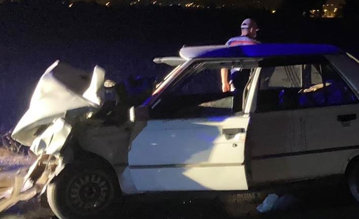 İki otomobil çarpıştı: 1 ölü  yaralı