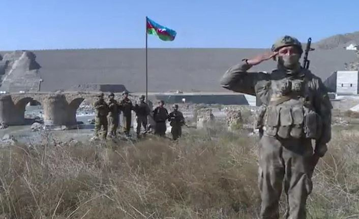 Tarihi Hudaferin Köprüsü'ne Azerbaycan bayrağı dikildi