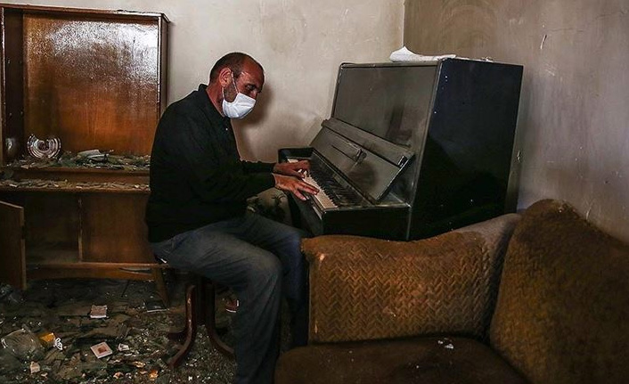 Azerbaycanlı Semedov Gence'de yıkılan evinde piyanosunu çaldı
