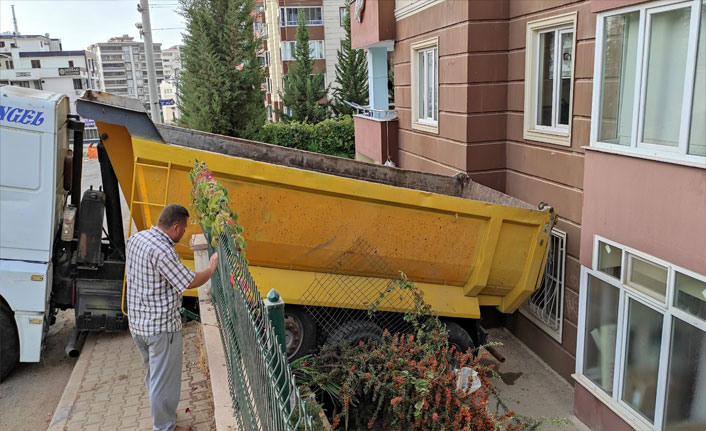 Freni boşalan hafriyat kamyonu apartmana girdi