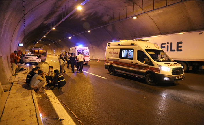 Otomobil kablo yüklü kamyonete çarptı