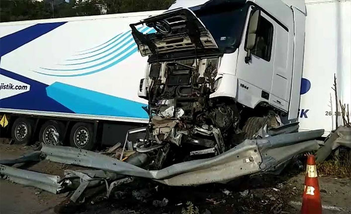 Tır bariyerlere çarparak hurdaya döndü