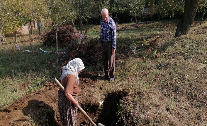 Tarlasını için su çukuru açarken misket bombası buldu