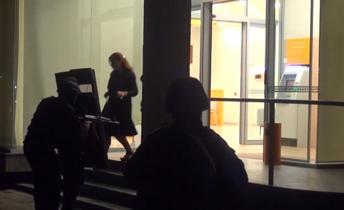 Gürcistan'da rehine krizi sürüyor