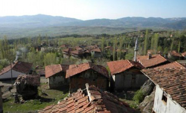 Tarlaya giden genç kız ağaca asılı halde bulundu