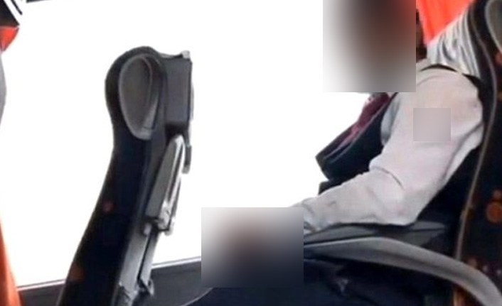 Yine bir skandal! Muavin yan koltukta oturan genç kıza bakarak...