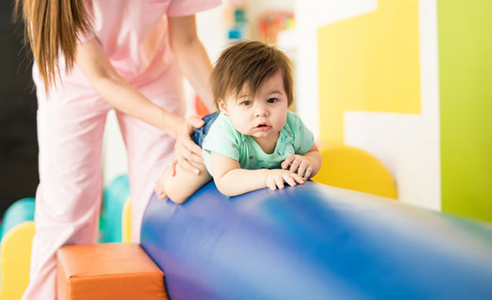 Pediatrik rehabilitasyon nedir? Bebekte ay ay dikkat edilmesi gerekenler nelerdir?