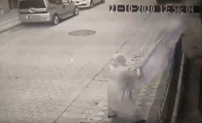 Şehit evinde asılı bayrağı yere attı! O anlar kamerada