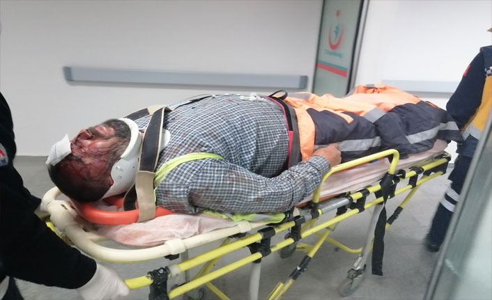 Otoyol işçilerini taşıyan minibüs devrildi