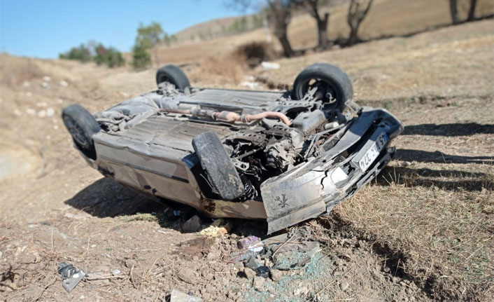 Takla atan otomobil'den yara almadan kurtuldu