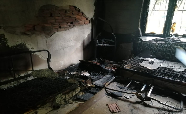 Prizden çıkan yangında evdeki eşyalar kullanılamaz hale geldi