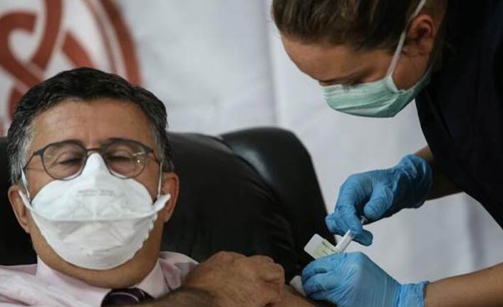 Profesör Mustafa Necmettin Ünal ilk koronavirüs aşısını vuruldu!