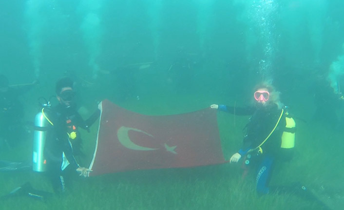 Cumhuriyet Bayramı'nı su altında kutladılar