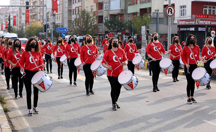 Trabzon'da mezunların bando takımıyla Cumhuriyet coşkusu