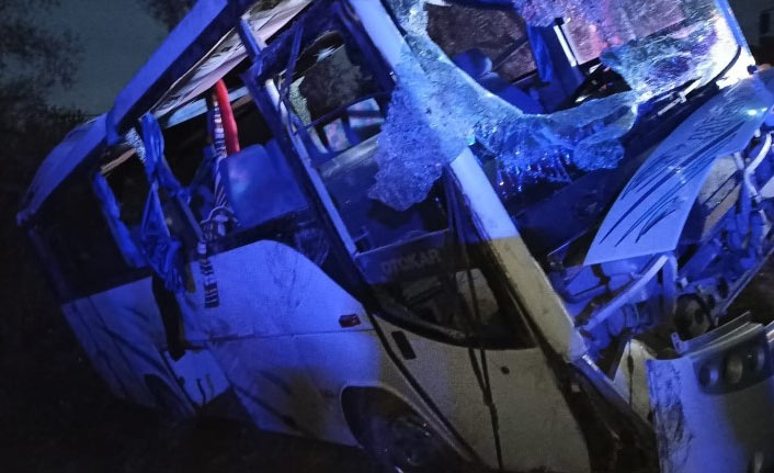 Tarım işçilerini taşıyan midibüs kaza yaptı