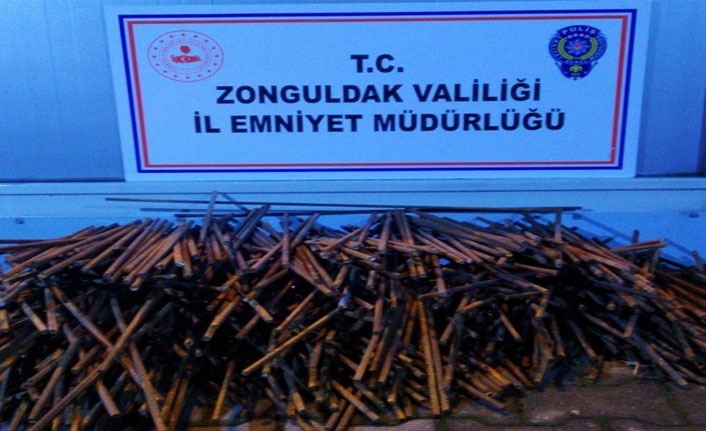 İnşaat demirlerini çalarken suçüstü yakalandılar