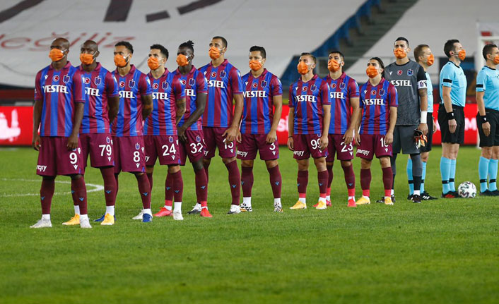 Trabzonspor sahaya maskeyle çıktı