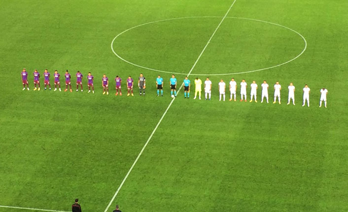 Trabzonspor-Kasımpaşa maçı öncesi saygı duruşu