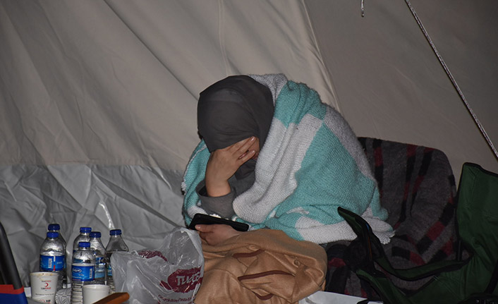 İzmirliler geceyi sokakta geçirdi