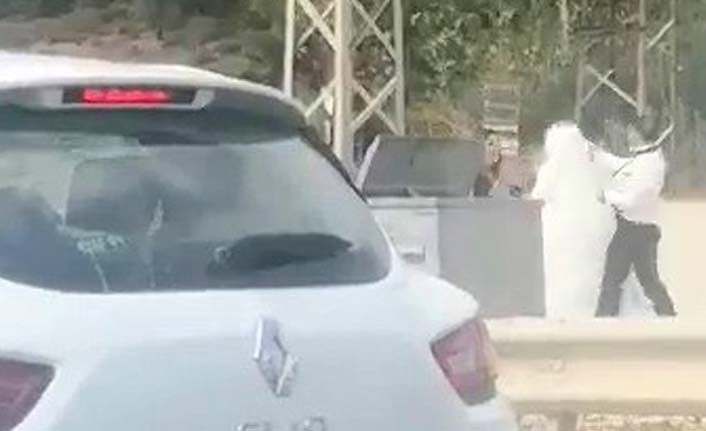 Damat yol kenarında gelini dövdü