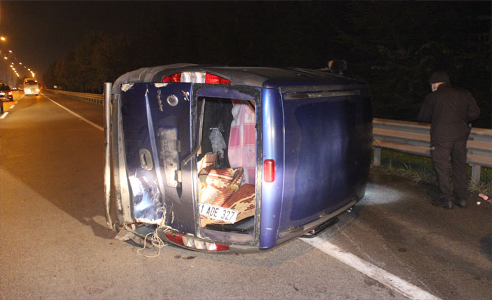 Otomobilin çarptığı hafif ticari araç yan yattı