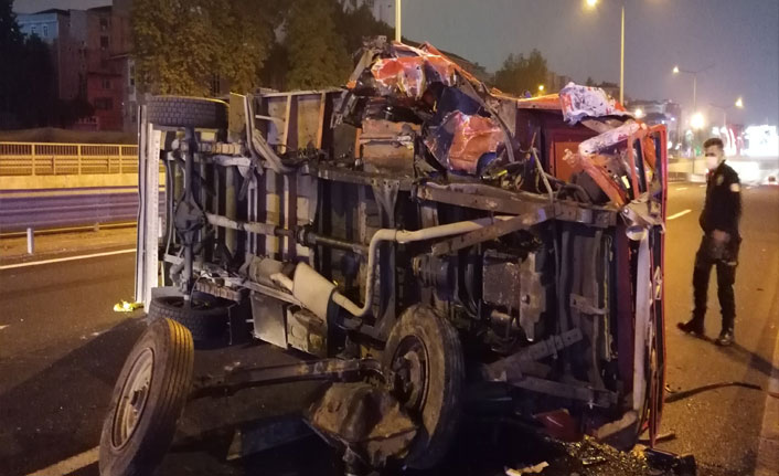 Sebze yüklü kamyon devrildi: 1 yaralı