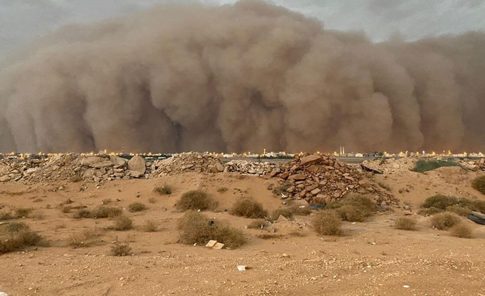 Suudi Arabistan'ı kum fırtınası vurdu