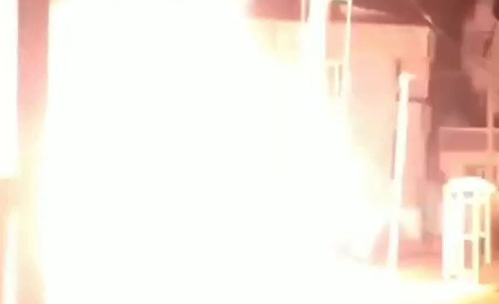 Elektrik trafosu bomba gibi patladı
