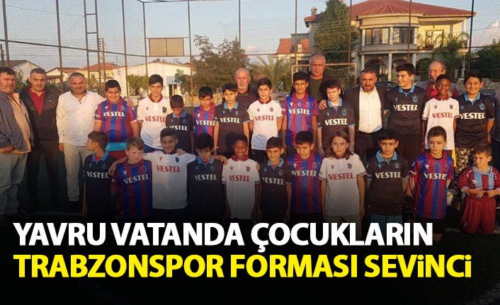 Yavru Vatan’da yaşayan Trabzonsporlu çocukların forma sevinci
