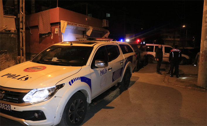 Motosikletli kişilerin silahlı saldırısına uğrayan 2 kişi yaralandı