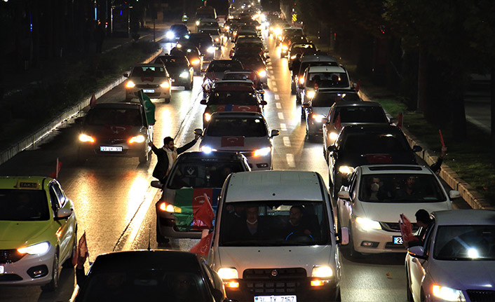 Bin araçlık Azerbaycan konvoyu