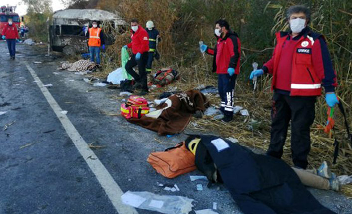 Mültecileri taşıyan minibüs kaza yaptı! Ölü ve yaralılar var