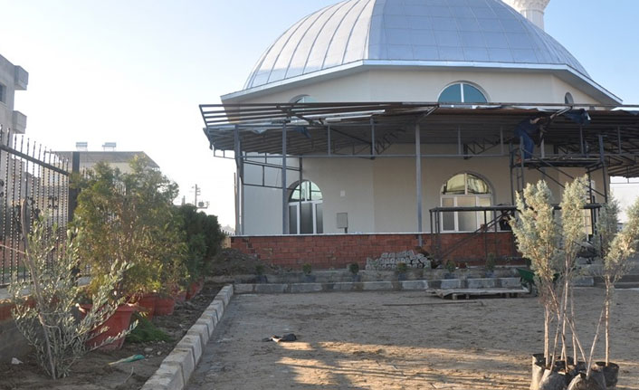 Yeni doğan bebeği cami avlusuna bıraktılar