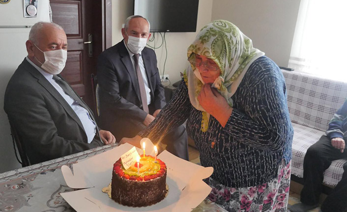 Emine teyzeye sürpriz doğum günü