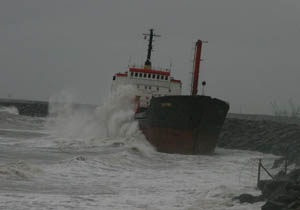 Karadenizde karaya oturan gemi