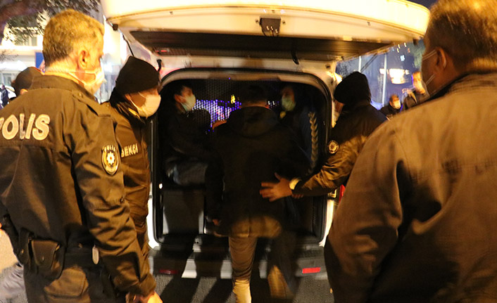 Sokağa çıkma yasağını ihlal edip gazetecileri tehdit ettiler