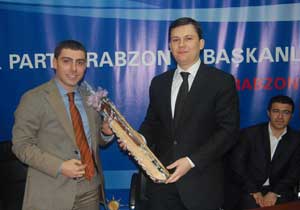 Başkan'a kemençe hediye edildi