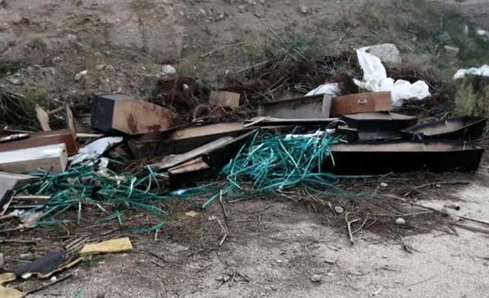 Yol kenarında çok sayıda tabut ve koruyucu kıyafet bulundu