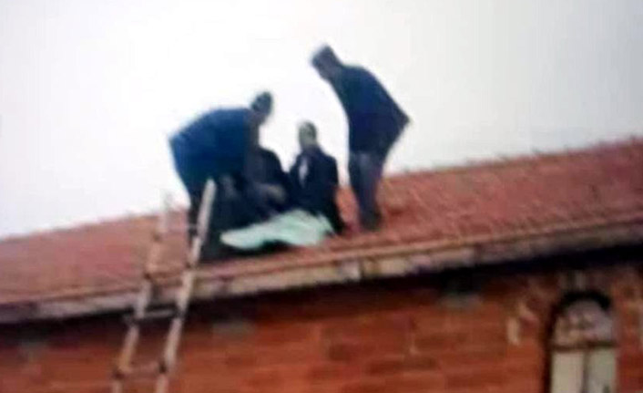 Takla atan araçtan savrulan sürücü evin çatısına düştü