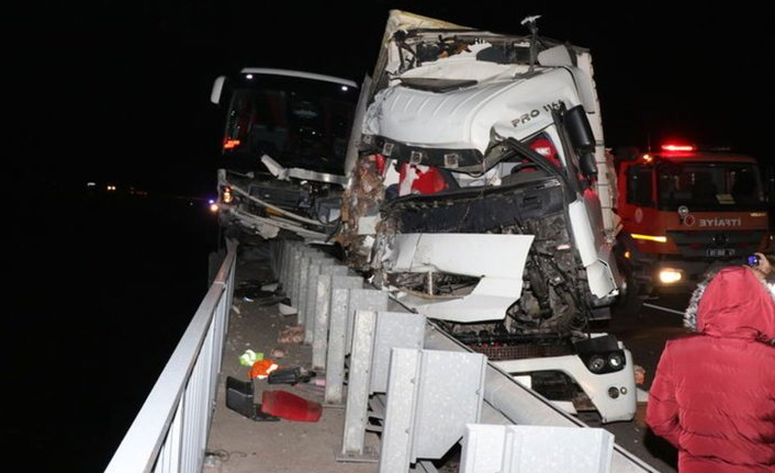 Yolcu otobüsü ile TIR çarpıştı: 4 yaralı