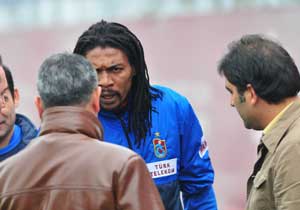 Song herkesten özür diledi