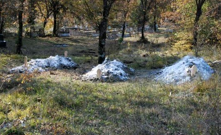 Baba ve 2 oğlu, 10 günde koronavirüsten hayatını kaybetti