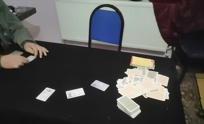 Koronavirüsü hiçe sayıp kumar oynadılar