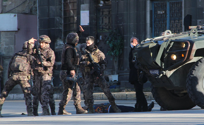 Erzurum'da dehşet anları! Ayrıldığı eşi ve 2 kızını öldürdü, vurularak etkisiz hale getirildi