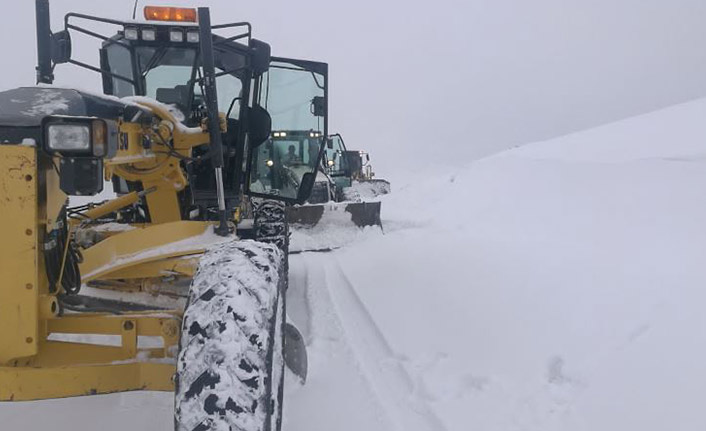 Bayburt'ta kardan kapanan yol açıldı, cenaze defnedildi