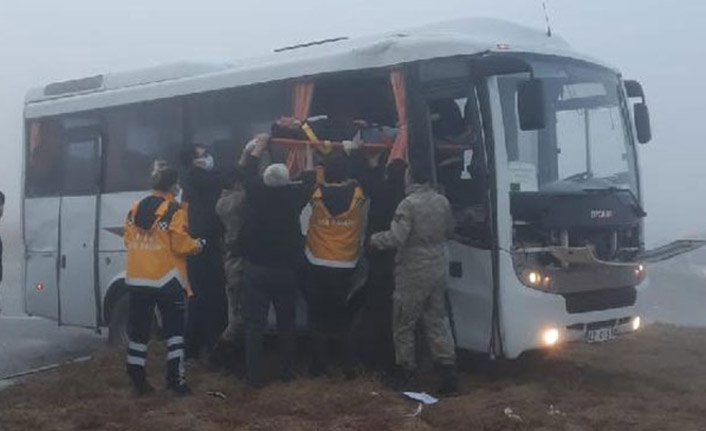 Askeri servis aracı tırla çarpıştı