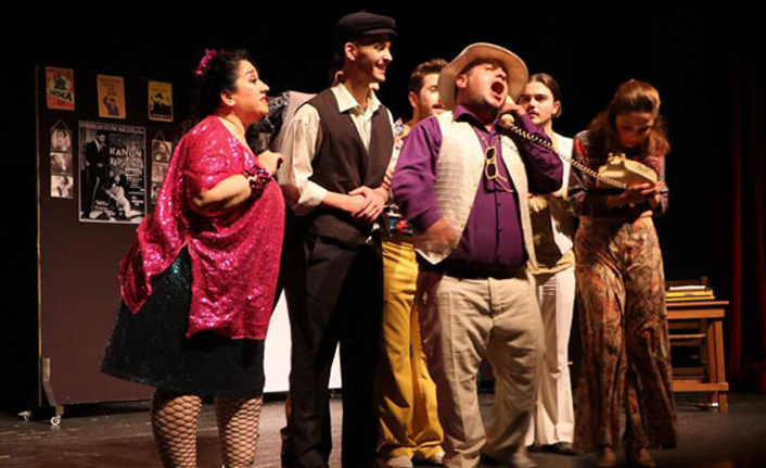 Yeşilçam tadında sahne! Tiyatro oyunu Arif, normal günlerimizi hatırlattı