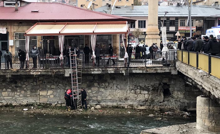 Bayburt'da vatandaş köprüden düştü! İtfaiye seferber oldu