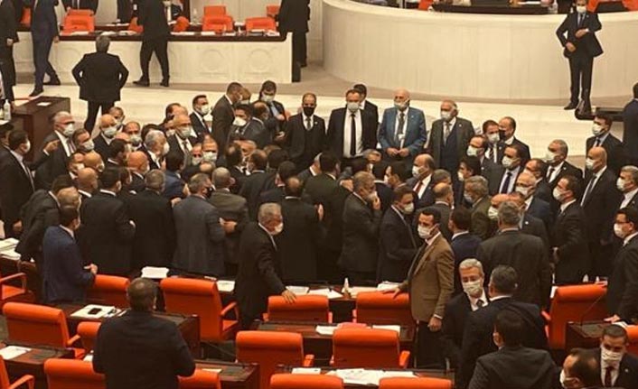 TBMM Genel Kurulu'nda arbede! AK Parti ve CHP milletvekilleri birbirine girdi