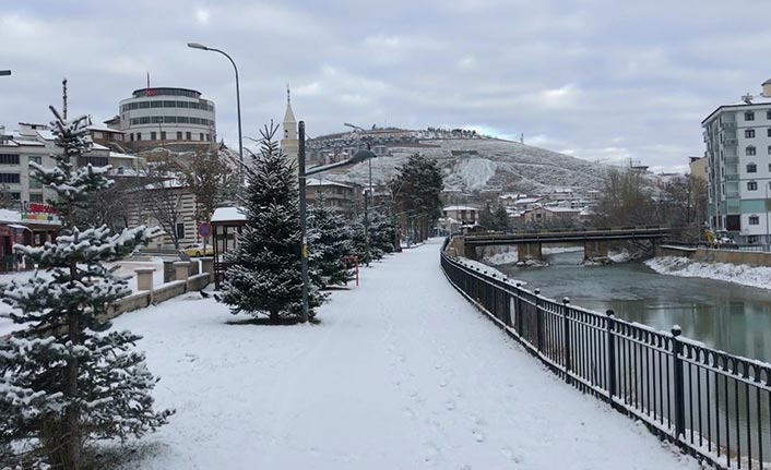 Bayburt'ta 2 köy yolu, kardan kapandı